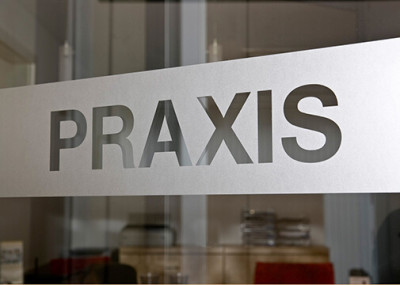 Praxisschild an der Tür